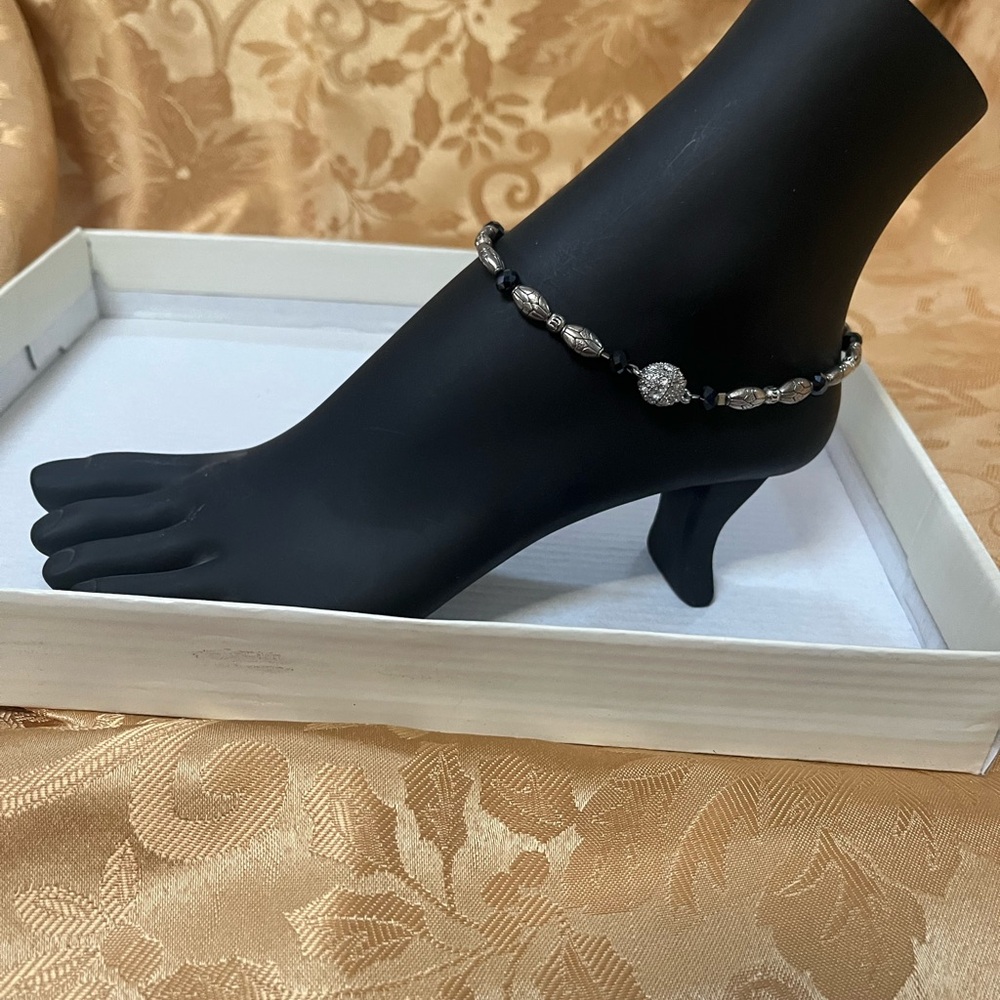 MAGNETIC Elegant Black and Silver Beaded Anklet